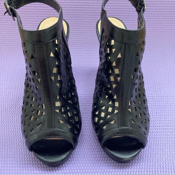 Women's CL BY LAUNDRY Wishes Ankle Buckle Sandal Black faux leather Size 9 - Picture 2 of 9